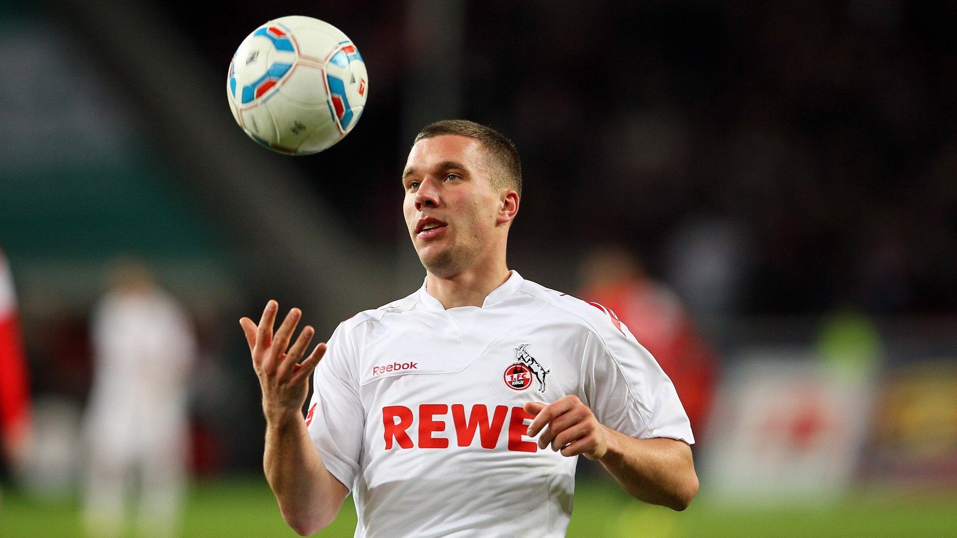 国王场边训练照展示球员专注面貌，国王 球队