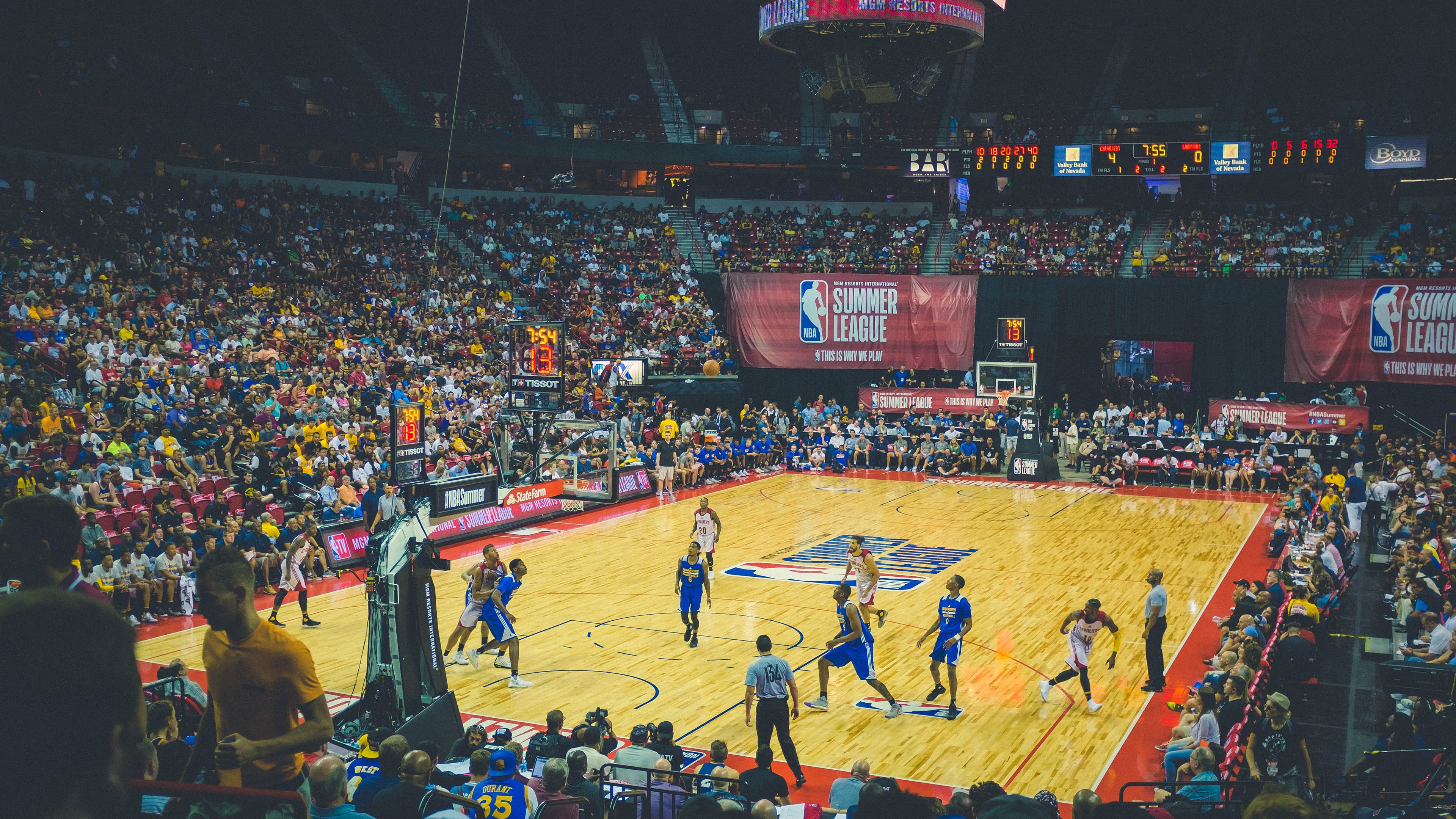 篮网赛后团队合照展现凝聚力与信心，篮网全队合照